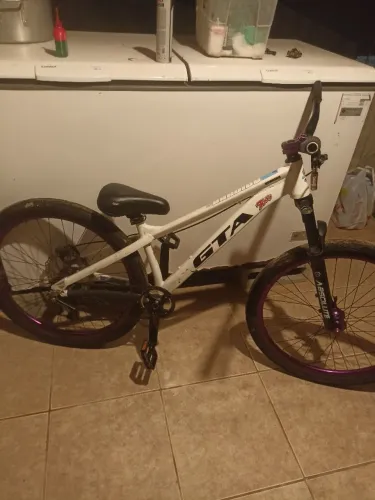 Vendo bicicleta GTA em bom estado 
