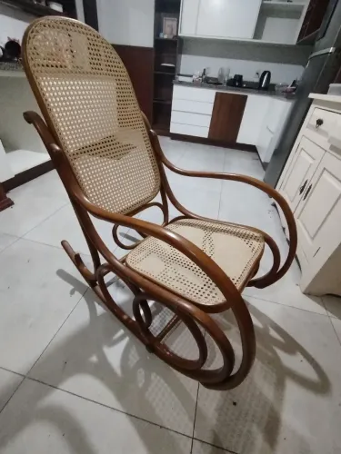 Cadeira de Balanço Antiga Estilo Thonet (Madeira Vergada e Palha Indiana) - Impecável
