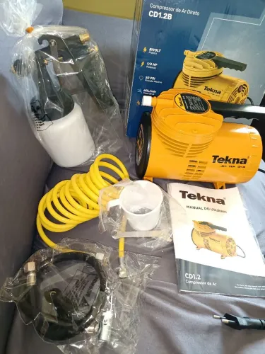 Compressor de ar direto portátil amarelo da marca Tekna... TUFÃO.NOVO.C/ PISTOLA/ ENCHER 