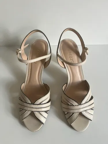 Sandália de couro Arezzo off white