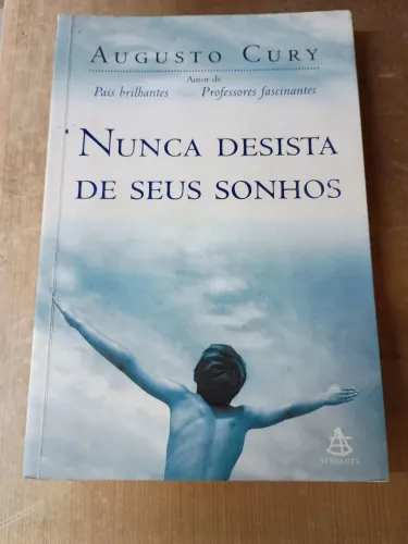 Livro nunca desista dos seus sonhos