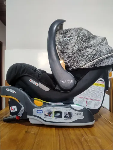Carrinho de bebe e assento de carro Chicco bravo.