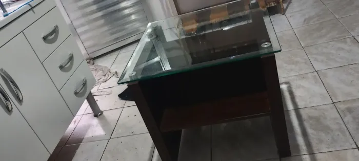 Mesa de Centro madeira maciça com tampo de vidro temperado