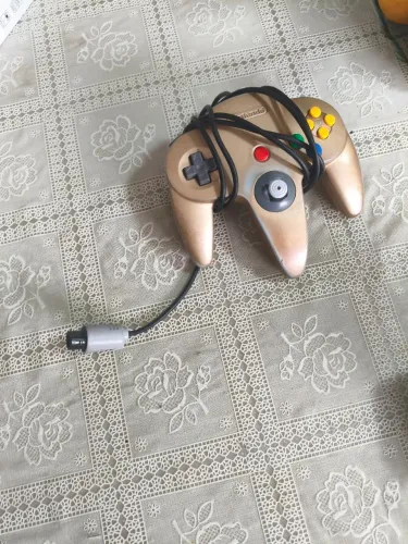 Controle dourado de Nintendo 64 
