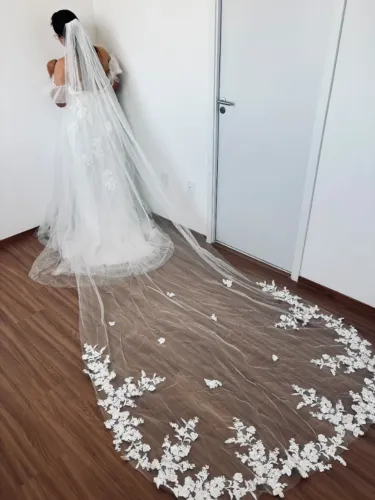 Vestido de noiva de tule com apliques bordados, modelo ombro a ombro. Acompanha Vel