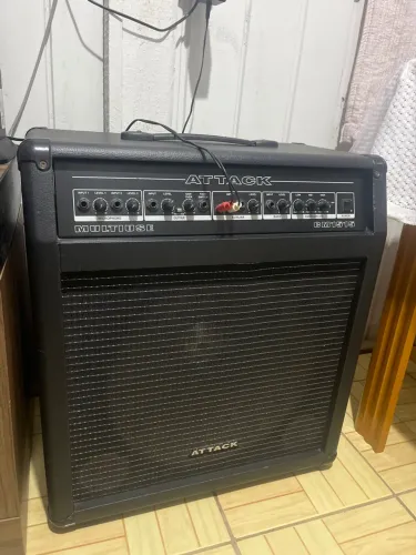 Caixa amplificada Attack