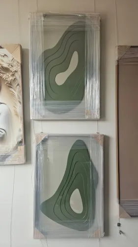 Quadro orgânico com moldura de madeira e vidro. 