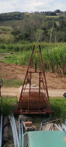 Vendo pulverizador jacto 2 mil litros com barras de pulverização