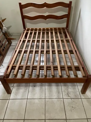 Cama de casal rústica, madeira maciça. Preço: 400,00