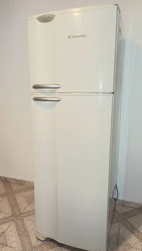 Vendo Geladeira Eletrolux 360 lL