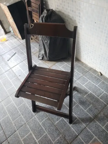 Cadeira e mesa de madeira