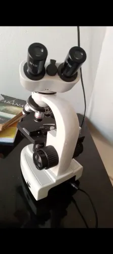 Microscópio binocular