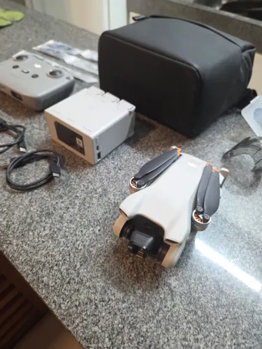 Drone DJI Mini 3 Combo Fly More Plus (Controle sem Tela)