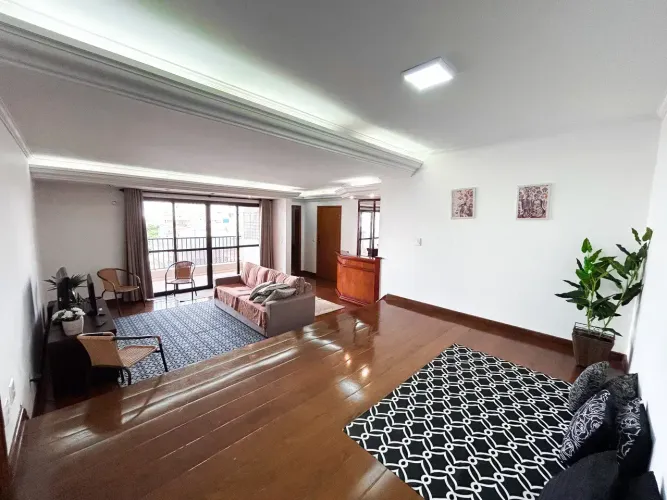 Apartamento mobiliado à venda com 190 metros quadrados e 4 quartos no Centro.
