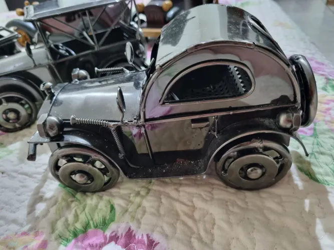 Carrinho antigo em lata. 20 cm.