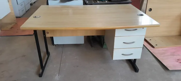 Mesa de escritório com gavetas