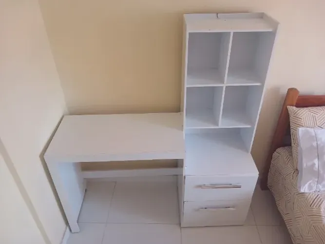 Mesa para estudo e computador cor branca com duas gavetas e nicho superior
