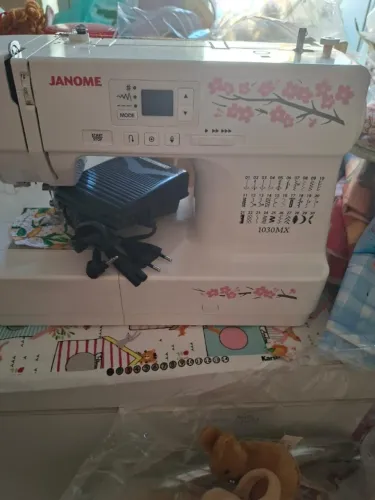 Máquina de Costura Eletrônica Janome 1030MX Completa com Acessórios