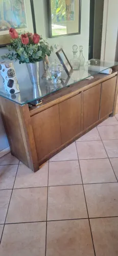 Aparador em MADEIRA E VIDRO