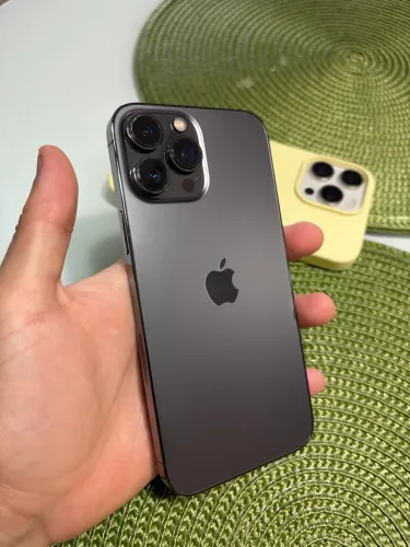 iPhone 13 Pro Max 128GB com trinco no vidro