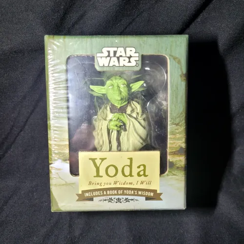 Miniatura Yoda Star Wars Colecionável + Livro Original
