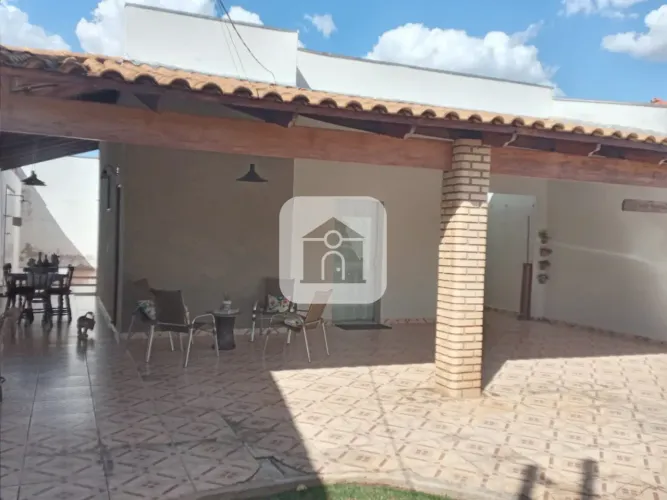 Casa à venda no bairro Jardim Holanda.