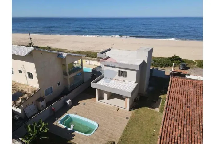 Casa de frente para a praia com 4 dormitórios, suíte, piscina e ótimo quintal.