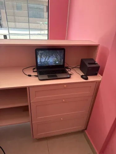 Balcão de Atendimento e Recepção com Gavetas e Nichos