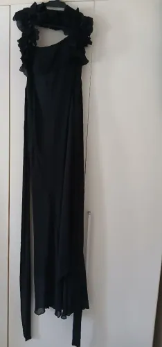 Vestido Longo Preto de Alça com Babados .
