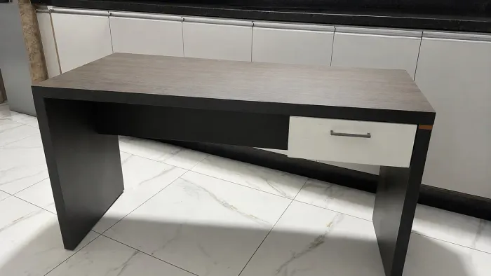 Mesa de escritório , estou com duas cadeira perfeita