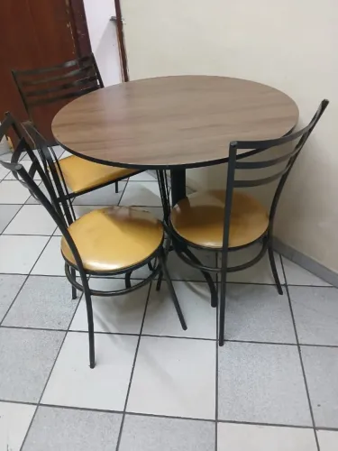 Mesas redondas com 3 cadeiras