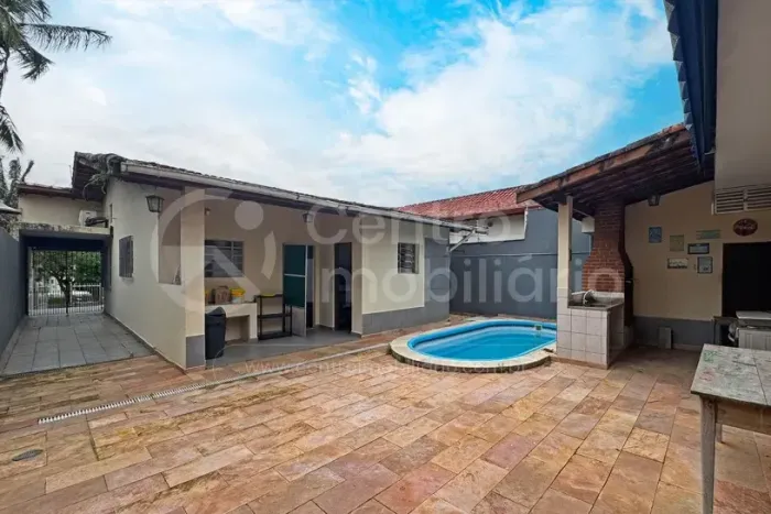 CASA à venda com piscina e 2 quartos em Peruíbe, no bairro Balneario Barra de Jangada