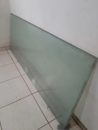 Quero vender três porta de vidro 210 por 82