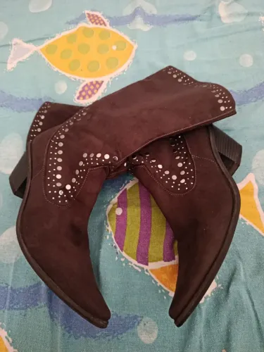 BOTA FEMININA COUNTRY CAMURÇA CANO MÉDIO BICO FINO MARROM 