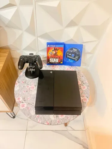 PS4 - Novo ( Bem Conservado) com 2 jogos físicos e alguns digitais