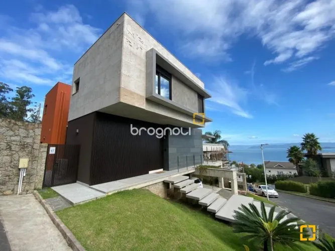Casa de alto padrão com 3 suítes, vista mar e 323 m² privativos no Condomínio Madre Bertha