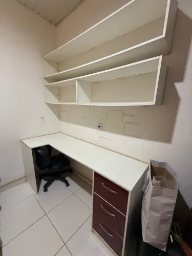 Escrivaninha em L + gaveteiro + armário