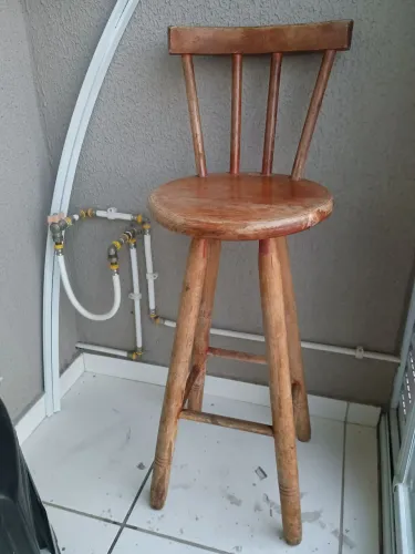 Banqueta alta com encosto em madeira maciça