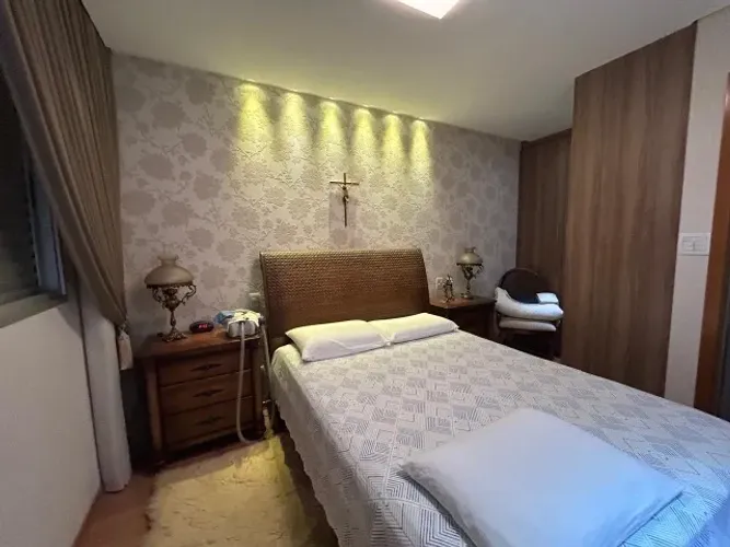 Quarto Casal Sierra Móveis - Cama Queen e Criados em Madeira Maciça
