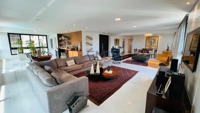 Apartamento Residencial de Alto Padrão - 4 Quartos, 3 Suítes, 3 Vagas, Frente, Lourdes (BH