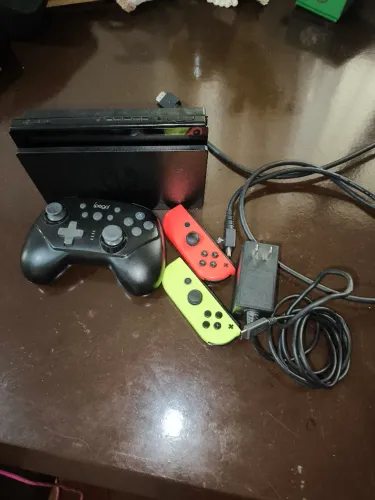 Nintendo Switch V1 Usado + 3 controles e conta
