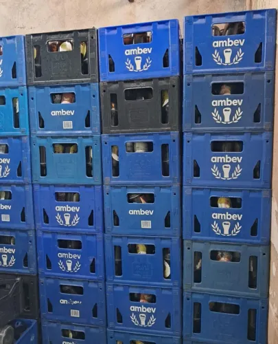 Vendo Garrafas de Cerveja Com Engradados.
