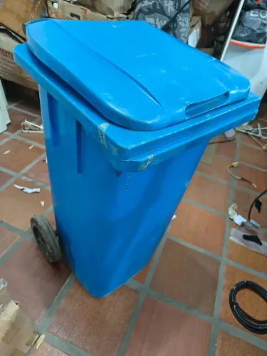 LIXEIRA TIPO CARRO COLETOR 120L COM RODINHA