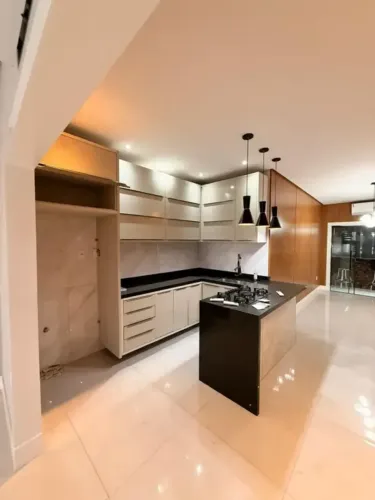 CASA DUPLEX NO CONDOMÍNIO FORREST HILL, COM ALTO PADRÃO DE ACABAMENTO