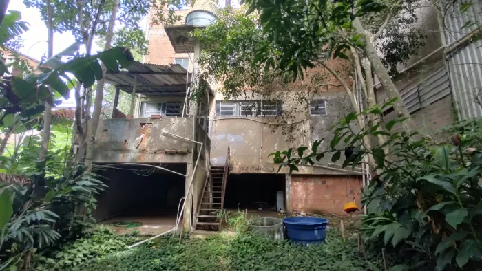 Casa Subsolo com Terreno grande e murado.