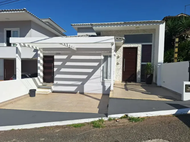 Vale dos Cristais. Ótima casa com 3 quartos(suíte), sala, cozinha com armários, garagem