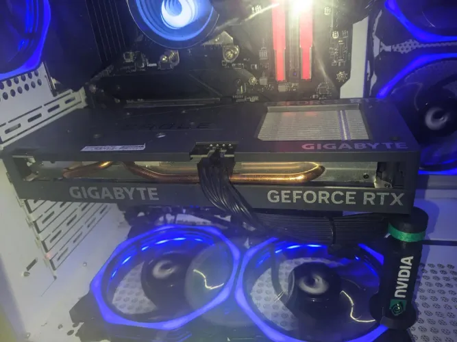 RTX 4060 8 Gigas triplo fan gigabyte