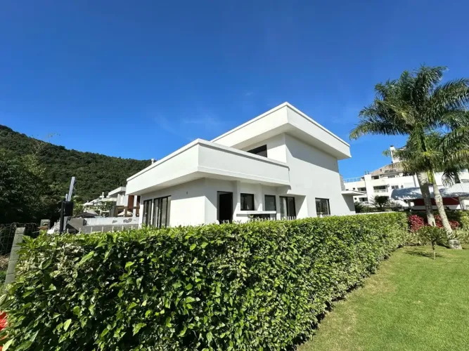 Casa dentro de condômino