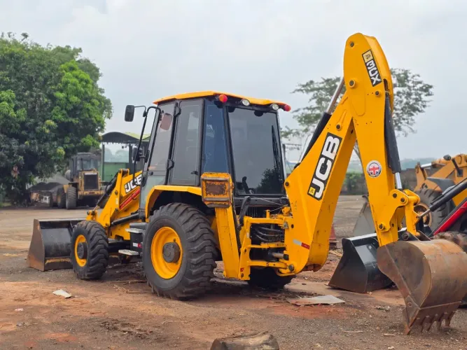 Retroescavadeira JCB 2024