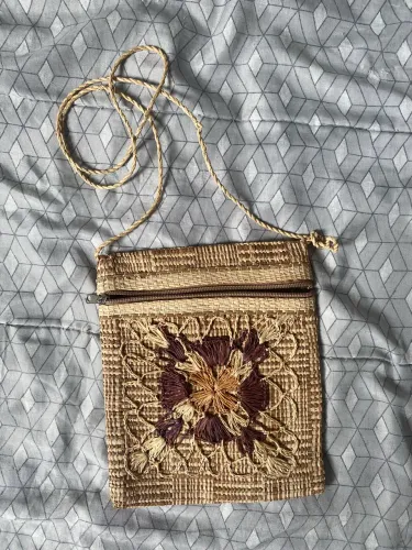 Bolsa de palha bordada